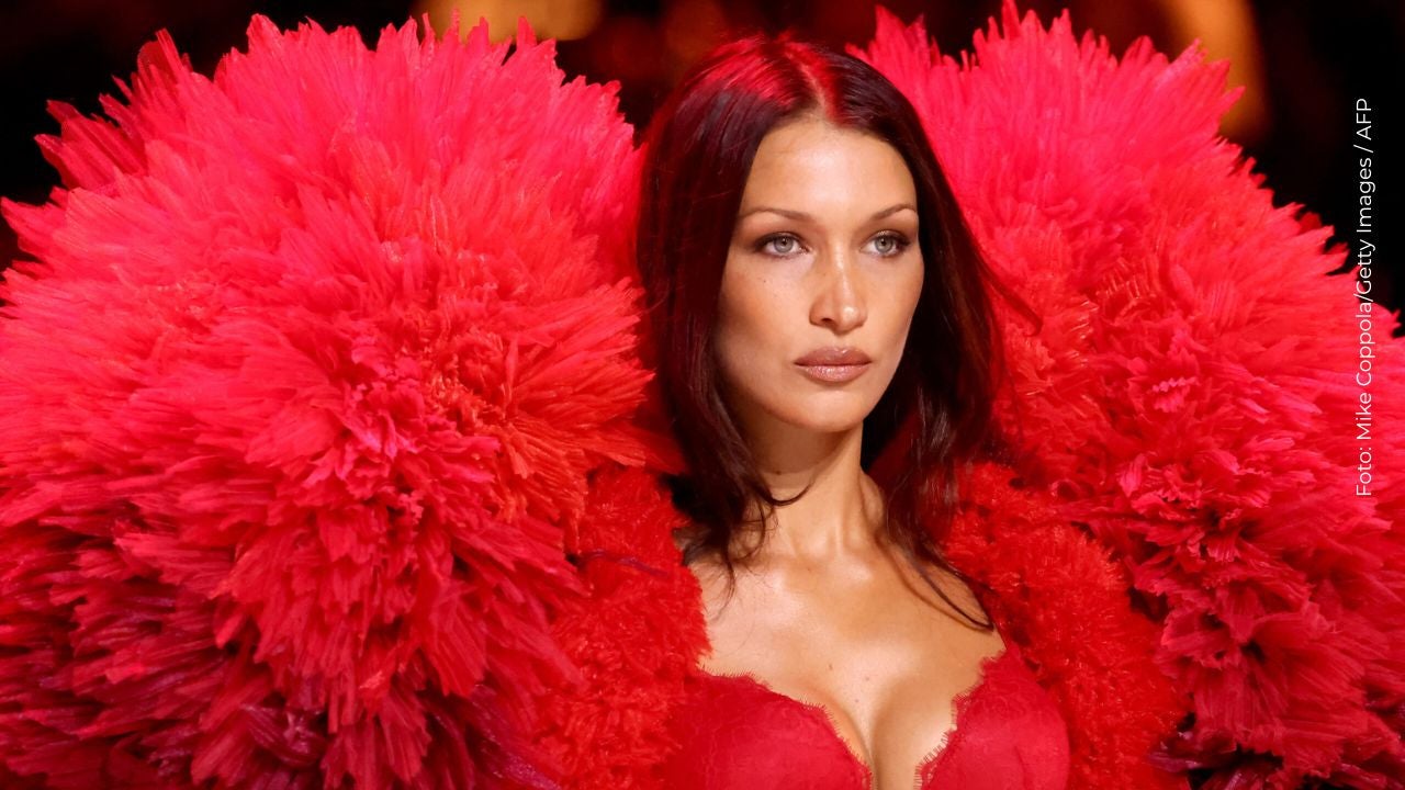 Bella Hadid es criticada por haberle hecho un desplante a Karol G en el Victoria's Secret Fashion Show