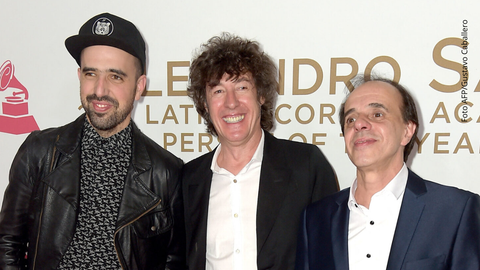 A pesar del susto, Roberto Musso bromeó con el público y demostró por qué sigue siendo una de las figuras más queridas del rock en español.