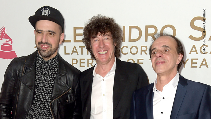 A pesar del susto, Roberto Musso bromeó con el público y demostró por qué sigue siendo una de las figuras más queridas del rock en español. A pesar del susto, Roberto Musso bromeó con el público y demostró por qué sigue siendo una de las figuras más queridas del rock en español.
