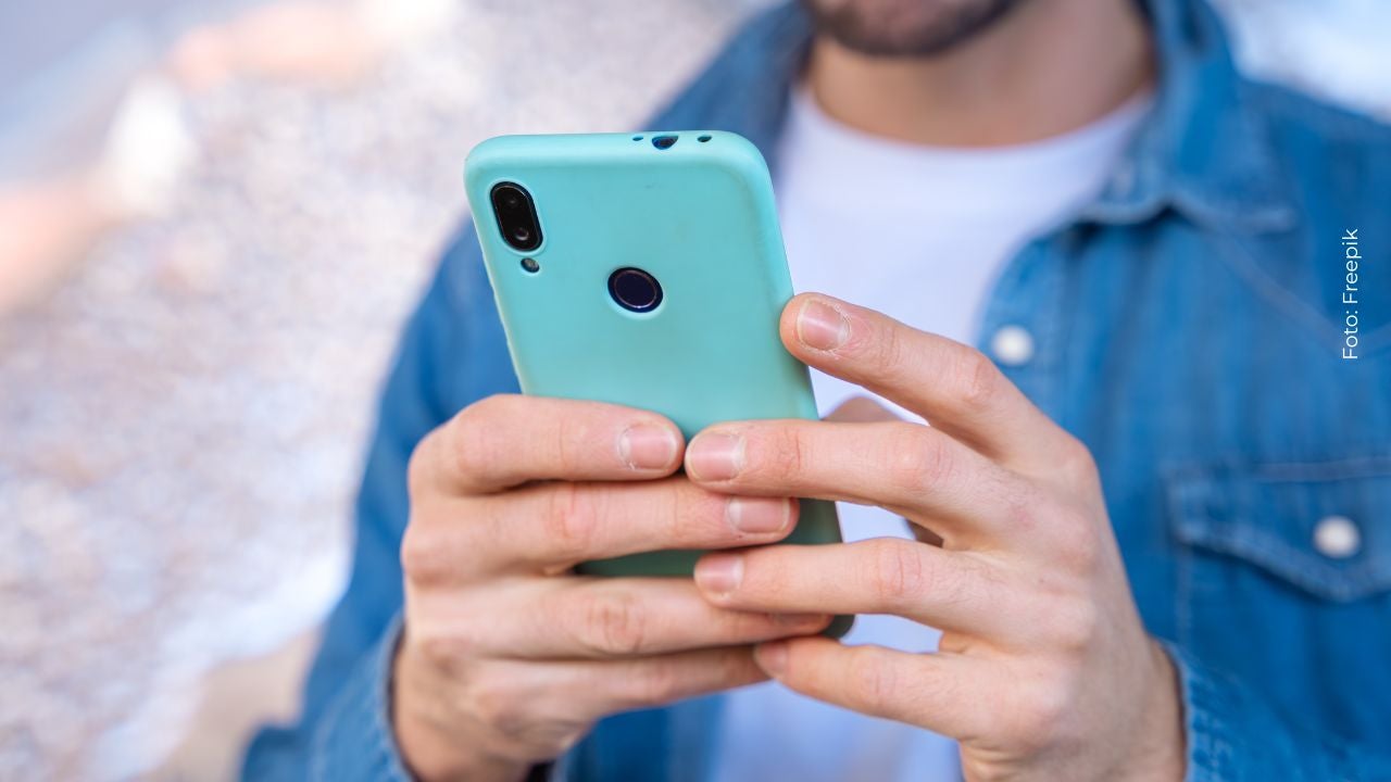 Mujer enfrenta a mesera tras descubrir que le había escrito a su novio