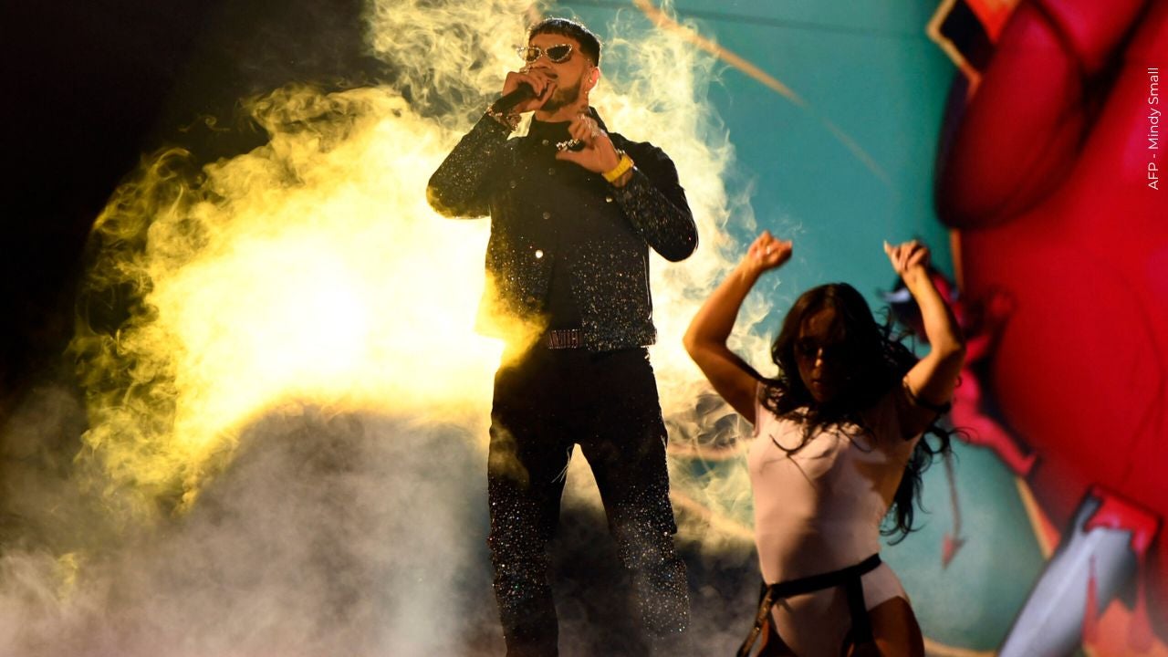 Anuel empezó tarde su concierto en el Movistar Arena.