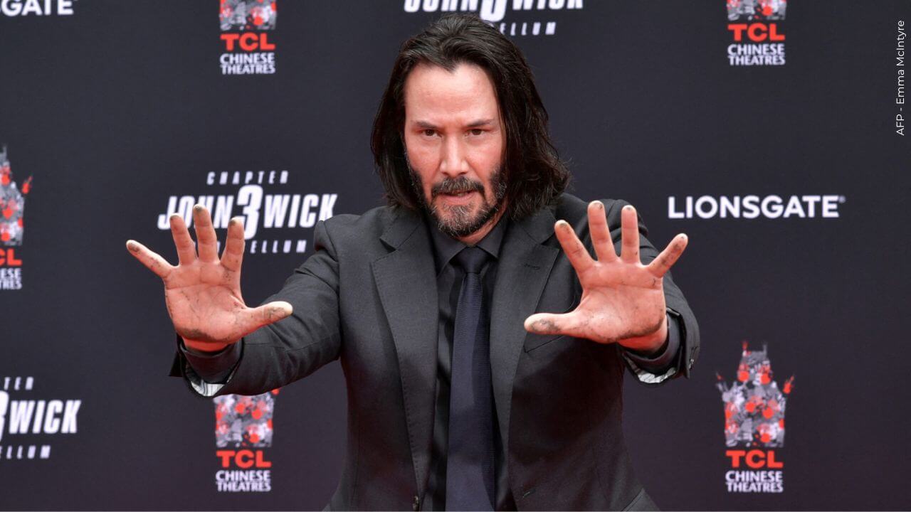 mujer-genero-tension-al-tratar-de-meterse-al-carro-de-keanu-reeves-asi-fue-el-momento Una fanática intentó abordar el vehículo de Keanu Reeves.