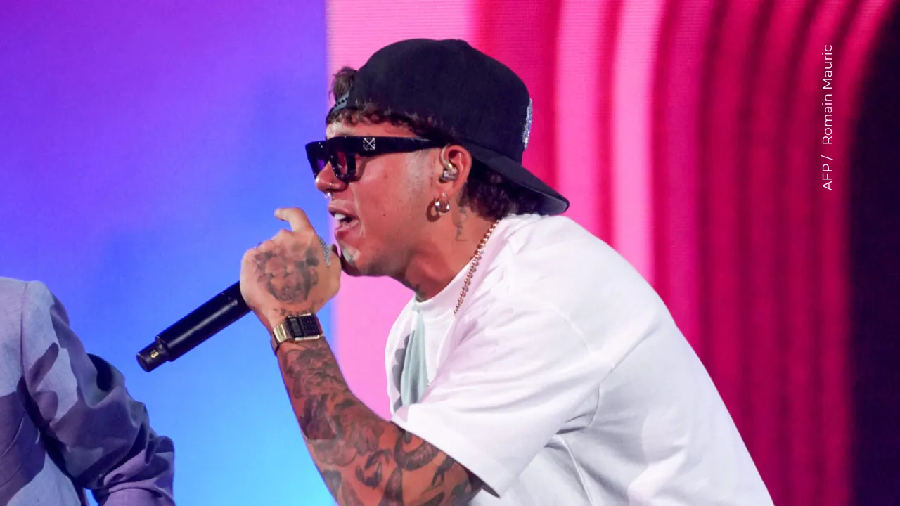 Cara sorprende al ponerse la gorra de su ex Beéle Cara sorprende al ponerse la gorra de su ex Beéle