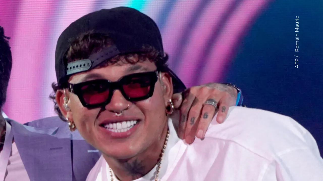 Cara sorprende al ponerse la gorra de su ex Beéle en pleno evento