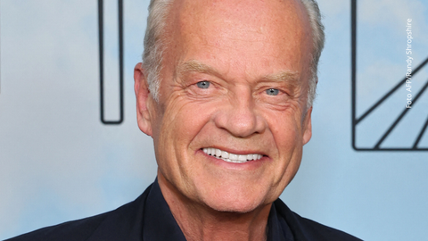 ¡Padre a los 70! Kelsey Grammer celebra la llegada de su octavo hijo y demuestra que el amor no tiene edad.