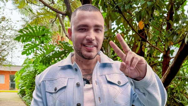 Jessi Uribe desata revuelo al besar a una fan en pleno show: “Le hace daño a Paola” Jessi Uribe desata revuelo al besar a una fan en pleno show: “Le hace daño a Paola”