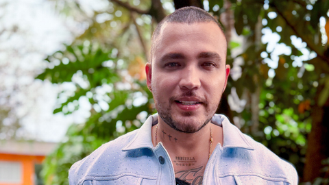 Jessi Uribe estrena ‘Dando Instrucciones’ y confesó qué canción lo hace llorar