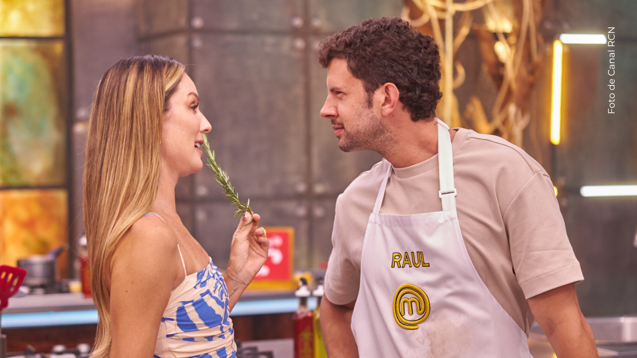 El descuido de Claudia Bahamón en MasterChef Celebrity Claudia Bahamón y Raúl Ocampo en MasterChef Celebrity.