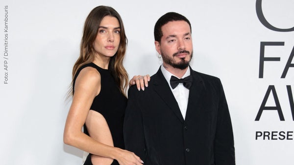 J Balvin enterneció dando una clase, junto a Valentina Ferrer, en la escuela de su hijo Río