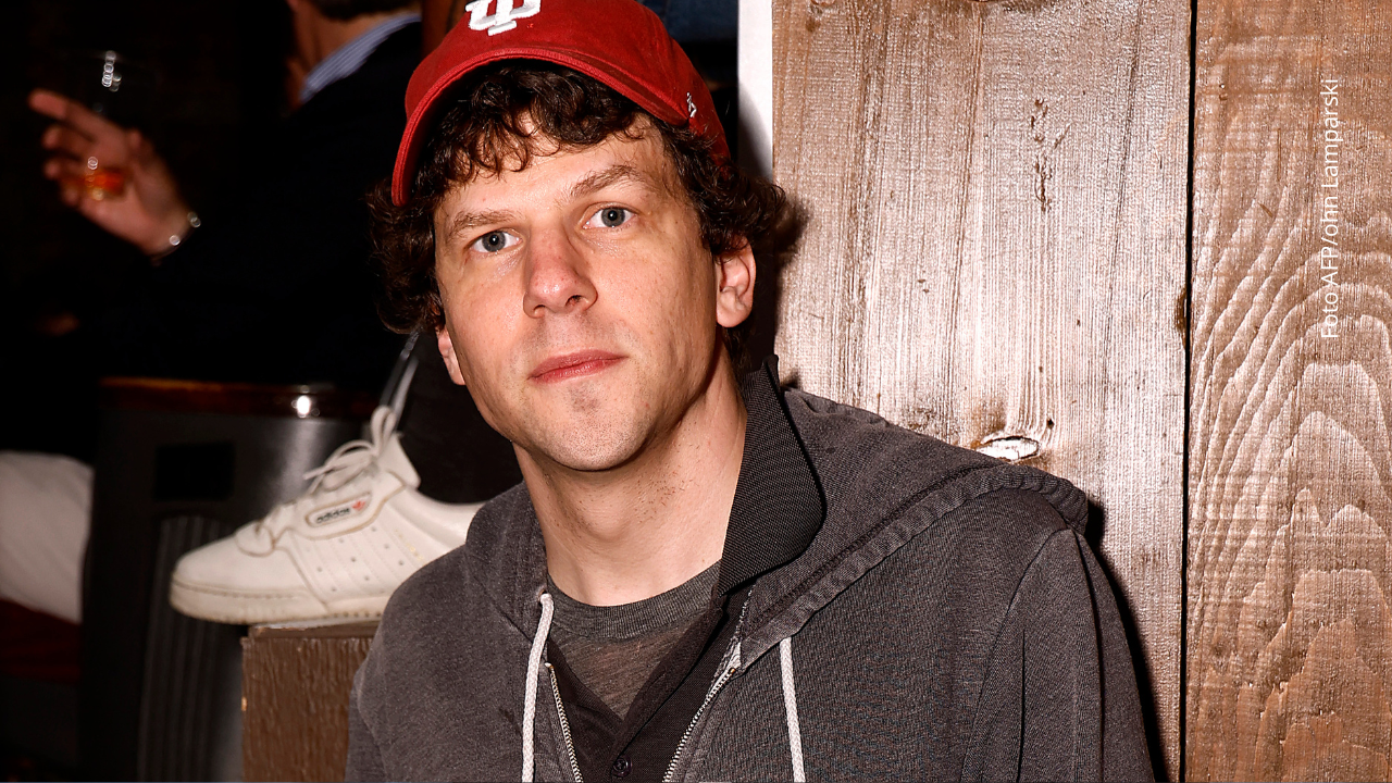 Jesse Eisenberg demuestra que los héroes no solo existen en el cine: donará su riñón a un completo extraño.