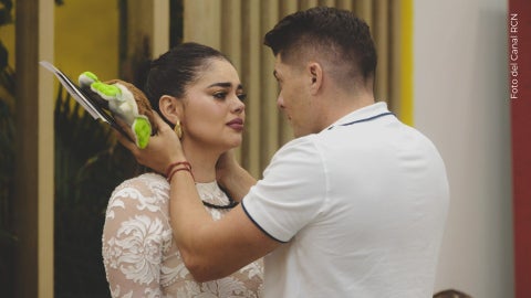 El uruguayo Ignacio Baladán le hace una broma a su esposa, La Segura, en el hospital.