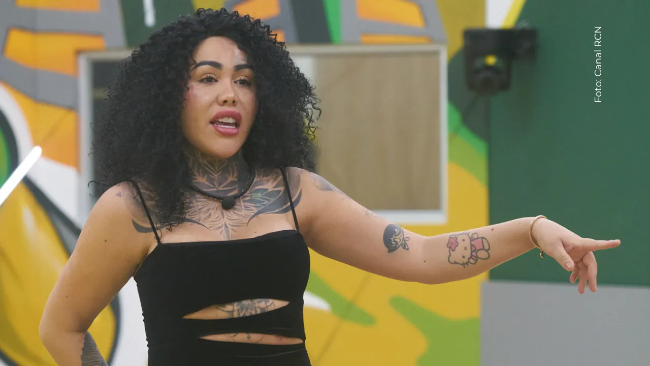 Yina Calderón hace llorar a una de sus compañeras. 