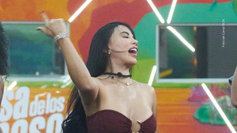 Karina García sorprende rapeando.