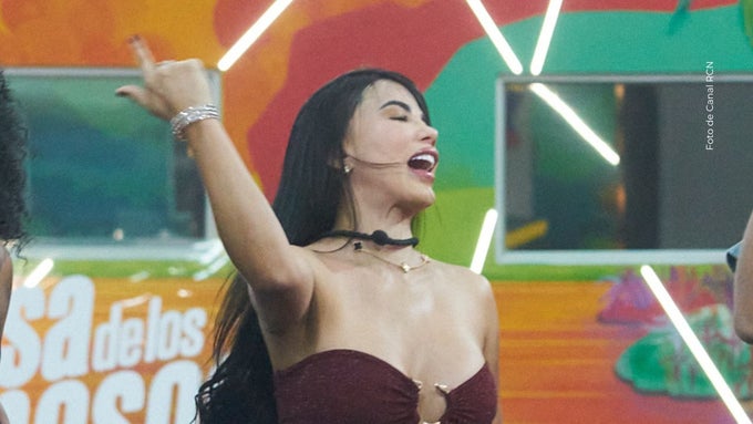 Karina García sorprende rapeando.