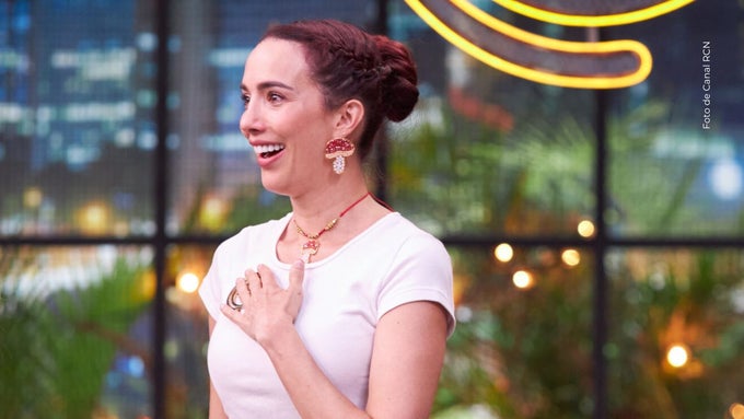 Violeta Bergonzi presenta premios musicales.