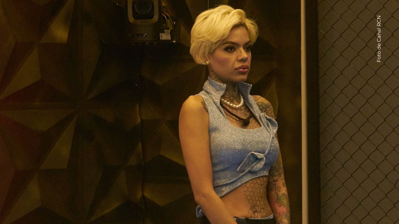 Melissa Gate sorprende con su estilo retro.