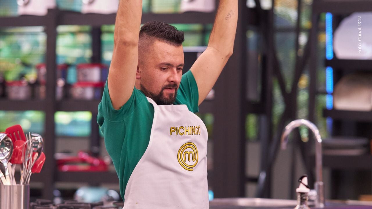 Nicolás de Zubiría intentando trovar en MasterChef Celebrity Colombia