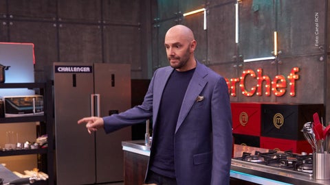 Nicolás de Zubiría intentando trovar en MasterChef Celebrity Colombia