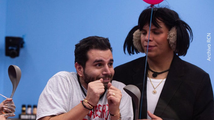 El nombre del creador de contenido fue protagonista en un video donde la pareja presumió su amor en la playa.