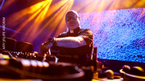 Guilherme Peixoto desafía los paradigmas tradicionales al consolidarse como DJ católico de techno