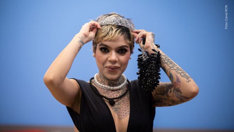 Melissa Gate fue tildada de “señora” en medio internacional