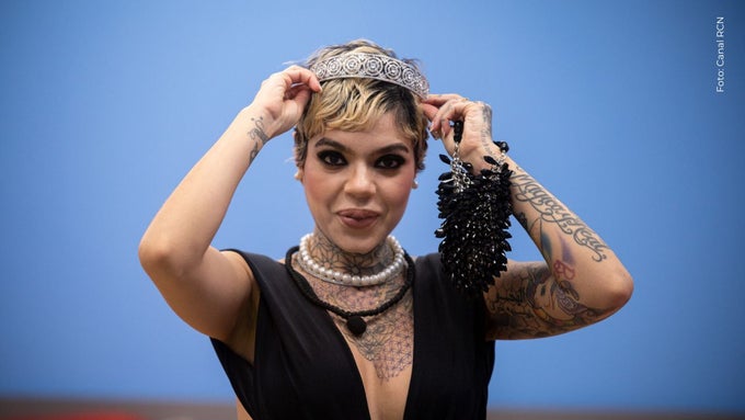 Melissa Gate fue tildada de “señora” en medio internacional