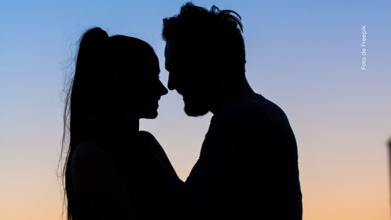Silueta de una pareja frente a frente.
