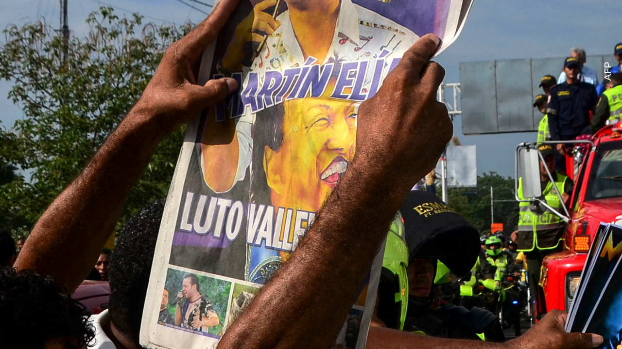 Martín Elías Jr sobre la tumba de su papá y su abuelo