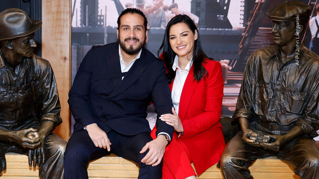 Andrés Tovar y Maite Perroni visitan el Empire State Building el 15 de septiembre de 2022 en la ciudad de Nueva York.