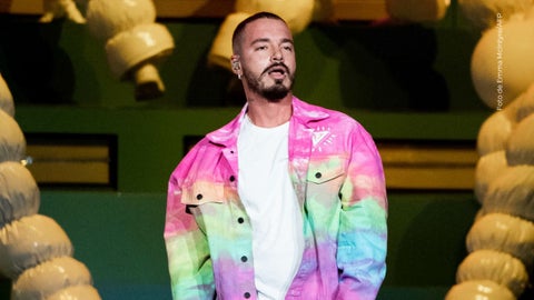 J Balvin sorprende al desfilar.