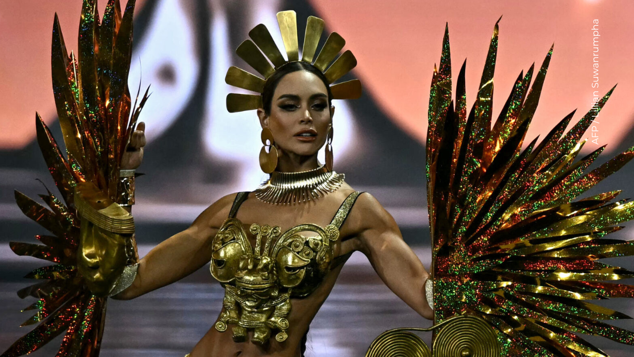 Vanessa Pulgarin sube al escenario durante la presentación de trajes nacionales de Miss Universo 2025 en Nonthaburi, al norte de Bangkok.