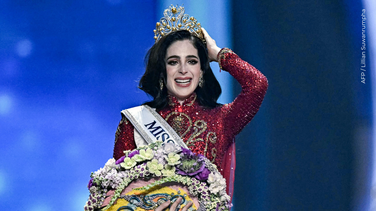 Fátima Bosch recibe la corona en la edición número 74 de Miss Universo.
