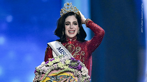 Fátima Bosch recibe la corona en la edición número 74 de Miss Universo.
