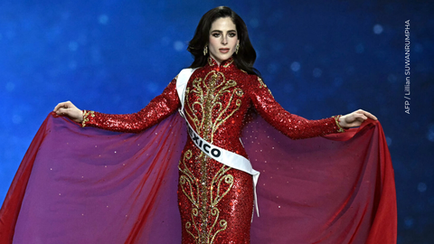Fátima Bosch luciendo su traje de gala en la noche de coronación.