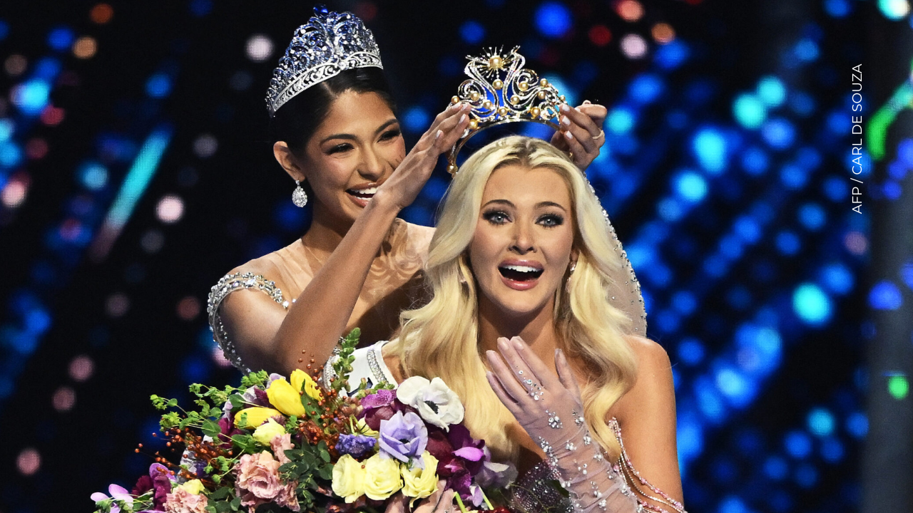 Victoria Kjaer Theilvig, de Dinamarca, reacciona al ser coronada tras ganar la 73.ª edición de Miss Universo.