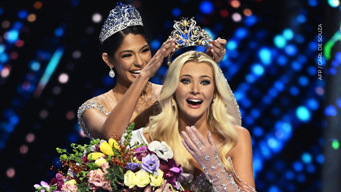 Victoria Kjaer Theilvig, de Dinamarca, reacciona al ser coronada tras ganar la 73.ª edición de Miss Universo.