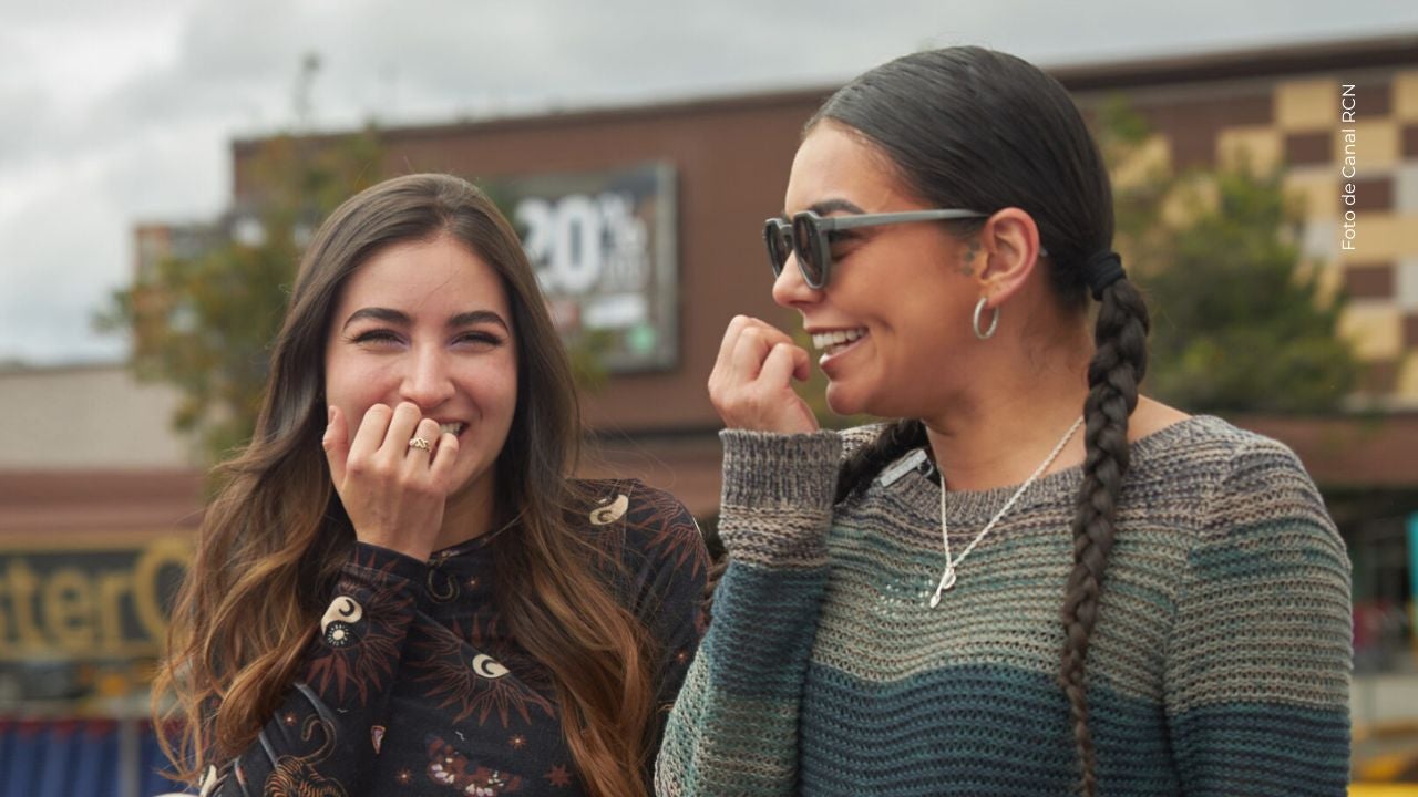Valeria Aguilar le da sus buenos deseos a Valentina Taguado. 