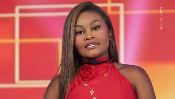 La Jesuu genera polémica tras posar en foto tomando tetero, ¿es real?