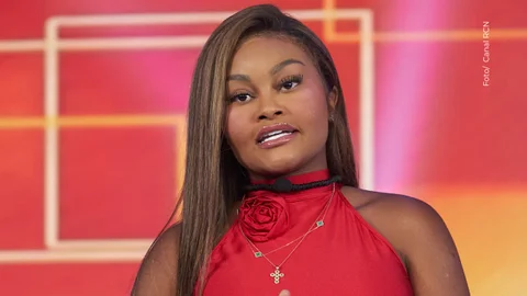 La Jesuu recibe tetero como regalo y fans reaccionan sorprendidos