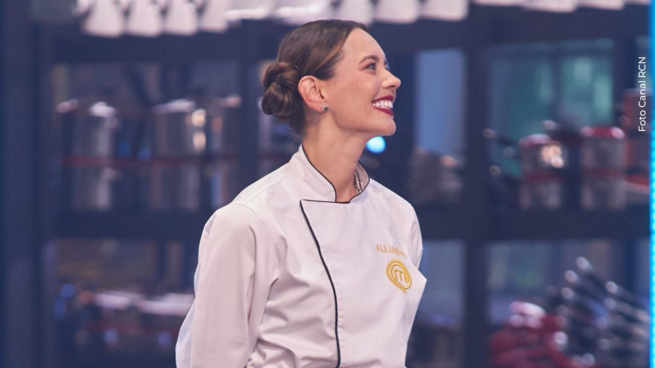 Alejandra Ávila acompañada por su familia