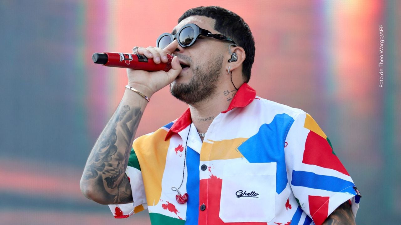 Ryan Castro canta y baila con un niño. 