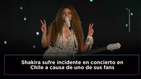 EN VIDEO: Shakira recibe tirón de cabello de un fan durante su concierto en Chile