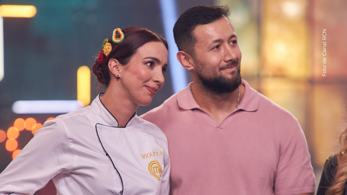 Violeta Bergonzi junto a su esposo en la final de MasterChef Celebrity 2025.