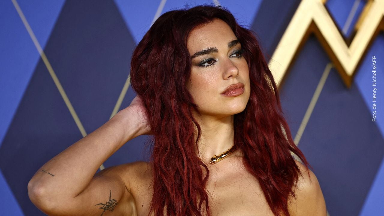 Dua Lipa es vista a las afuera de un hotel en Bogotá. 