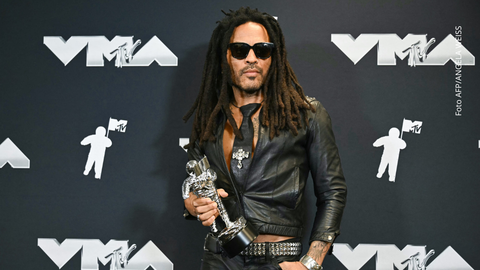 Lenny Kravitz reaccionó con total calma tras un doloroso incidente con una fan.