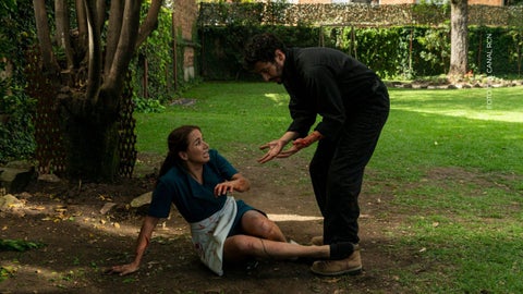 Eva se enfrenta a los secretos de la casa de Victoria.