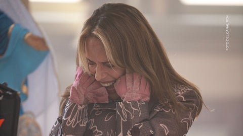 Victoria no puede ocultar sus emociones.