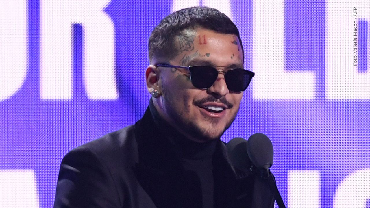 Le llueven críticas a Nodal por intentar cantar en inglés