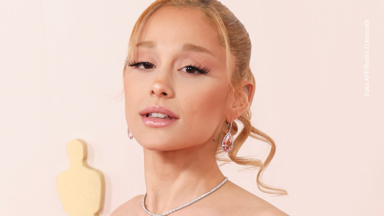 Ariana Grande explicó que el contacto físico le ayuda a regular la ansiedad durante eventos y entrevistas.