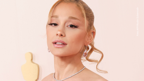 Ariana Grande explicó que el contacto físico le ayuda a regular la ansiedad durante eventos y entrevistas.